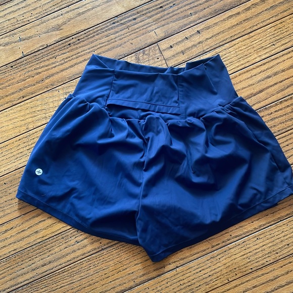 Super High Waisted Back Pocket & Side Hidden Pocket 2-in-1 Yoga Shorts 2.5". - Picture 2 of 3